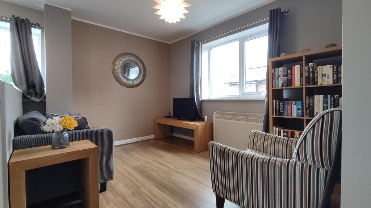 Modern 1-Bed Flat In Wigan Apartment Exterior photo